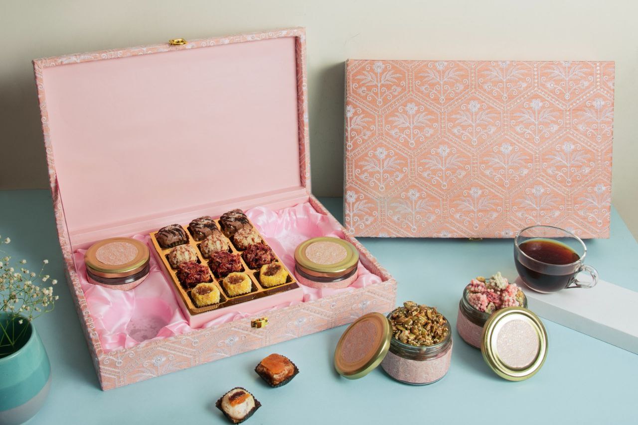 4 Jar & 12 Cavity Embroidery Box (Pink)